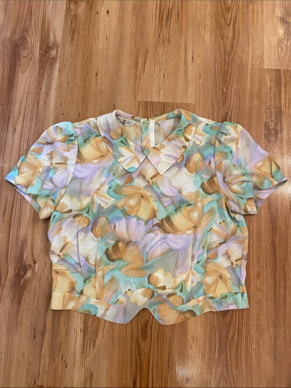 VINTAGE watercolour Peter Pan collar, button back, puff sleeve blouse Medium
